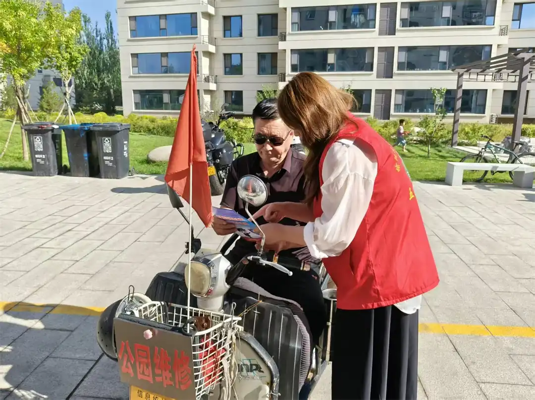 近日，榆阳区崇文路街道聚财社区扎实开展扫黑除恶主题宣传活动。