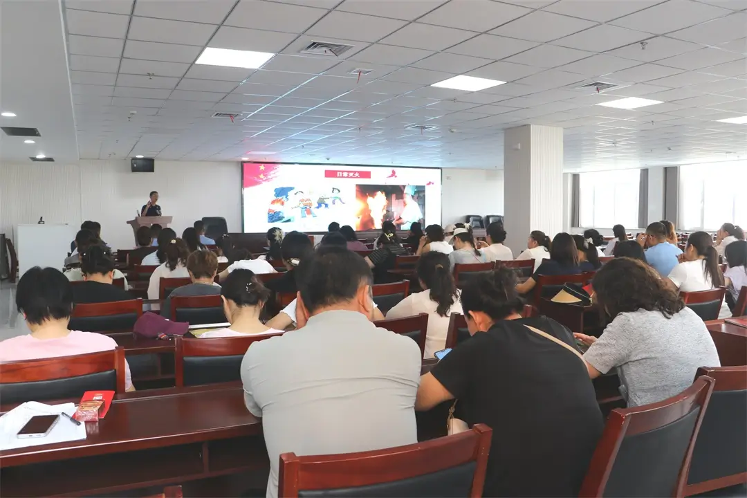 消防工作人员现场普及家庭消防安全知识与应急防护技能