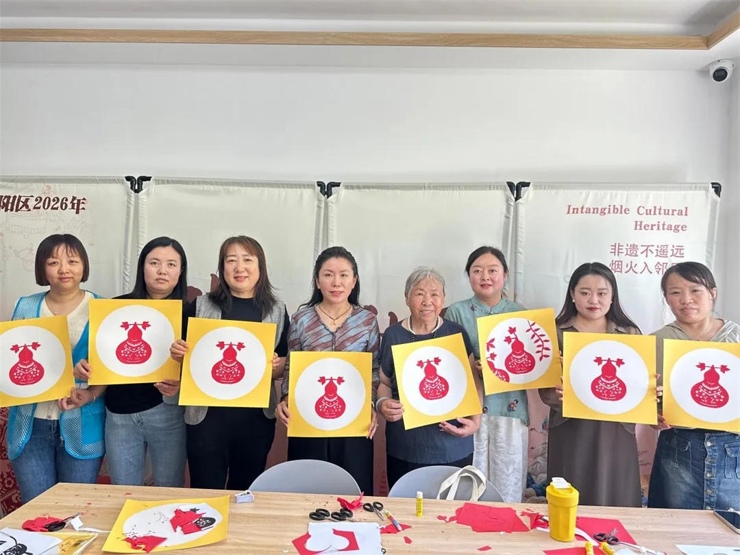 8月31日,榆阳区明珠路街道裕华路社区举办惠民文化演出暨非遗文化体验活动。