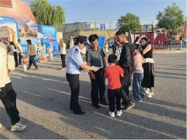 借助“清爽榆林·阜美靖边”七月会人流密集契机,靖边县公安局反诈中心走进活动现场开展沉浸式反诈宣传。