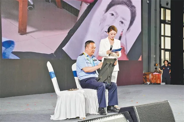 模拟画像师依据目击者记忆还原嫌疑人样貌。王阳摄