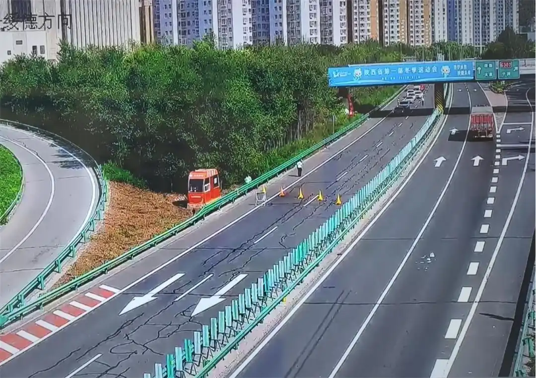 近期,陕西交控绥定分公司绥德路养中心引入智能遥控路锥机器人,以科技手段守护高速占道养护人员生命安全。