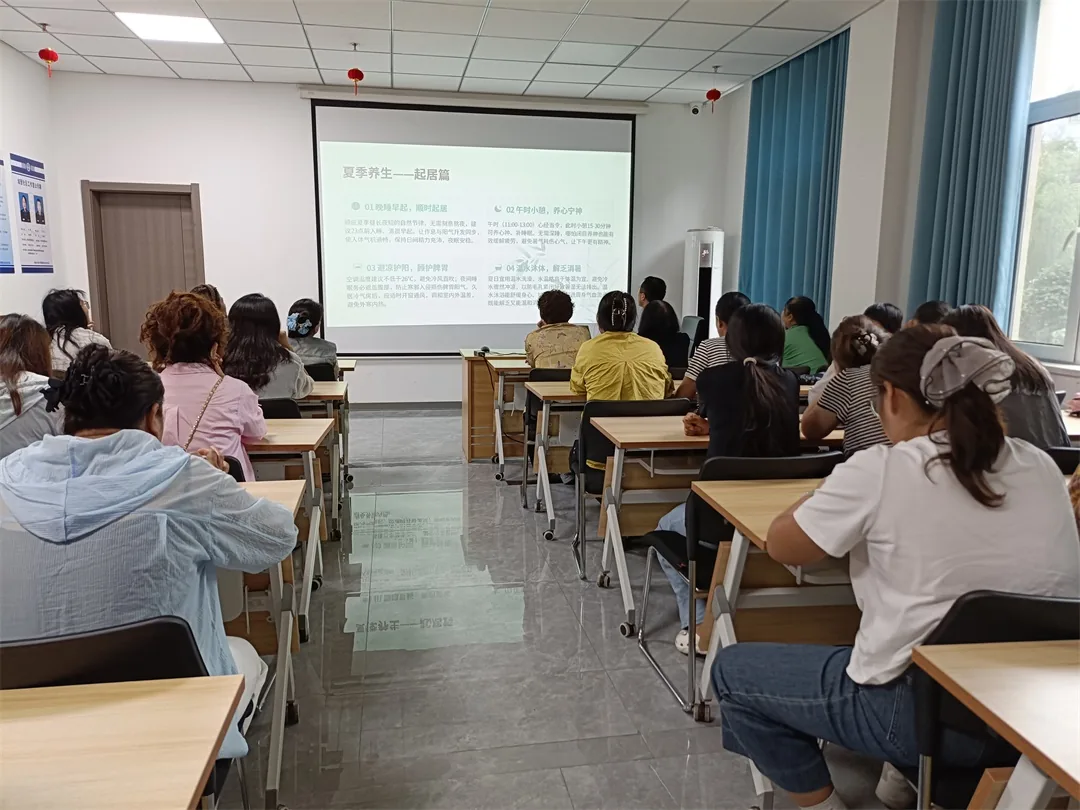 近日,榆阳区崇文路街道富庆路社区开展“顺应四时,颐养天年”中医保健知识主题讲座