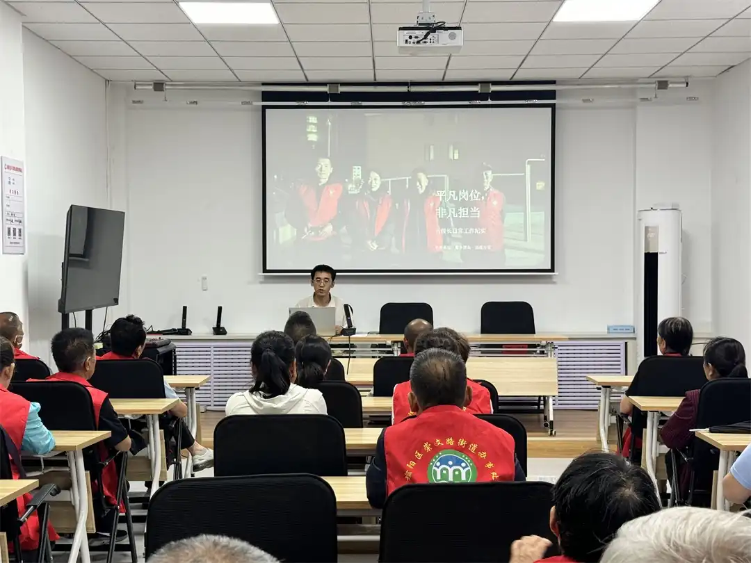近日,榆阳区崇文路街道芹涧路社区组织五级五长开展业务知识培训暨积分兑换活动。