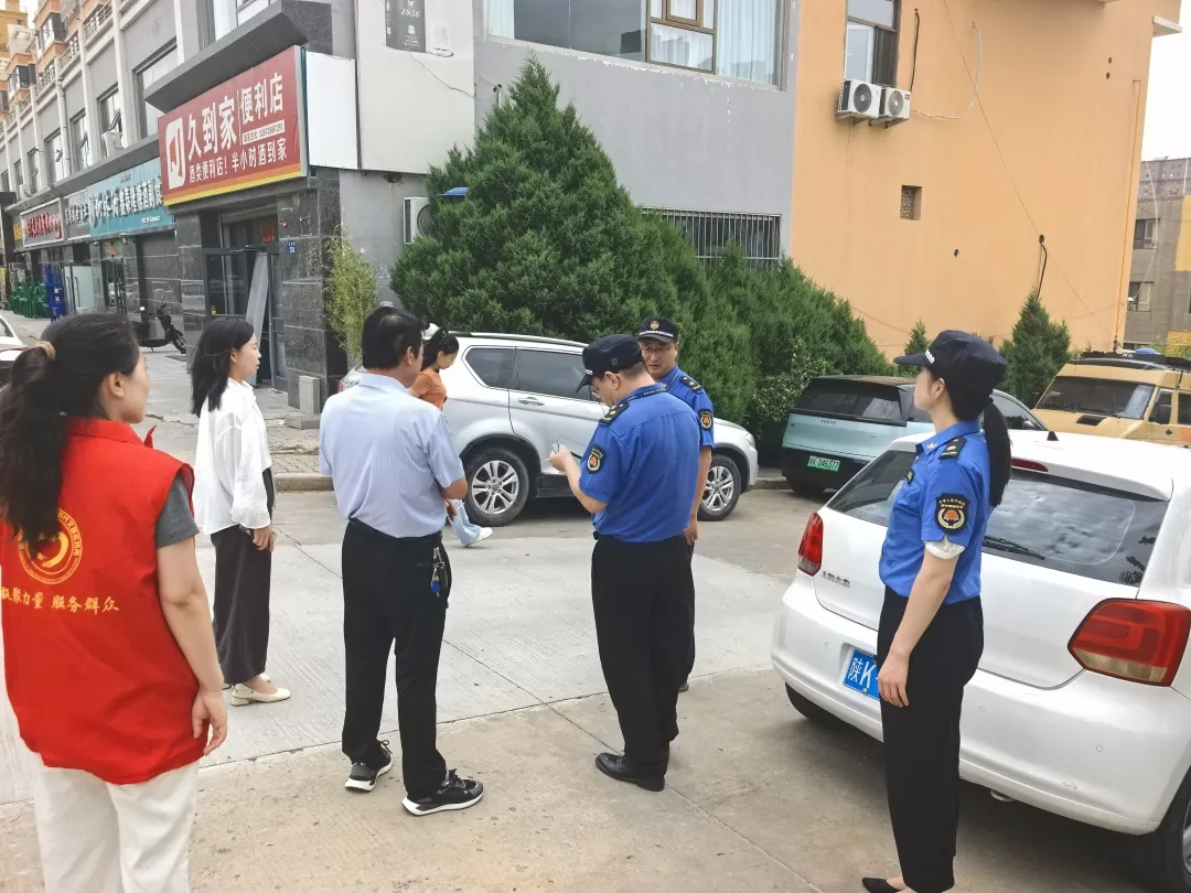 社区党总支书记、工作人员及综合执法联合开展实地勘察研判