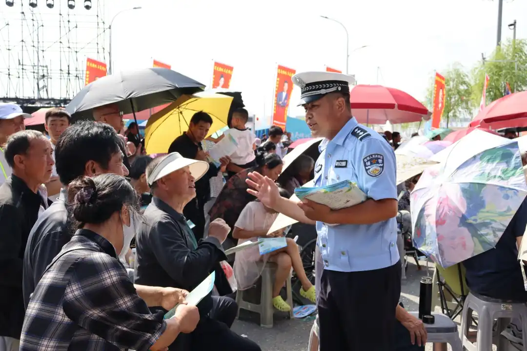 靖边交警巧借“七月会”东风开展交通安全宣传活动