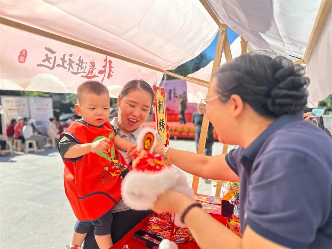 8月31日,榆阳区明珠路街道裕华路社区举办惠民文化演出暨非遗文化体验活动。