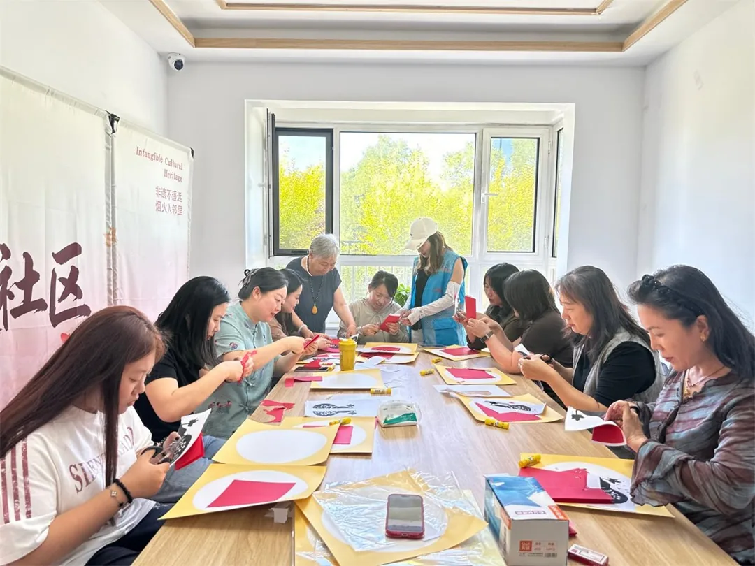8月31日,榆阳区明珠路街道裕华路社区举办惠民文化演出暨非遗文化体验活动。