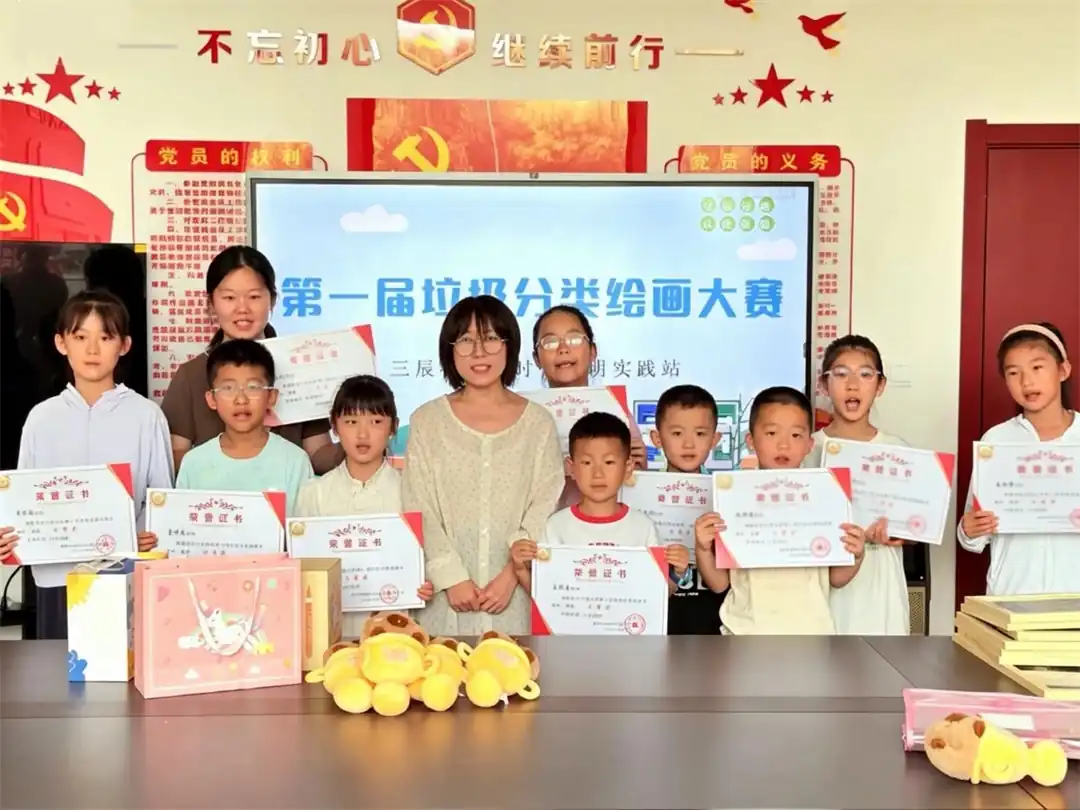 近日,榆阳区明珠路街道三辰社区新时代文明实践站组织开展“童心绘绿色 分类筑家园”第一届垃圾分类绘画大赛。