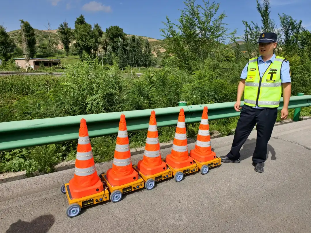 近期,陕西交控绥定分公司绥德路养中心引入智能遥控路锥机器人,以科技手段守护高速占道养护人员生命安全。