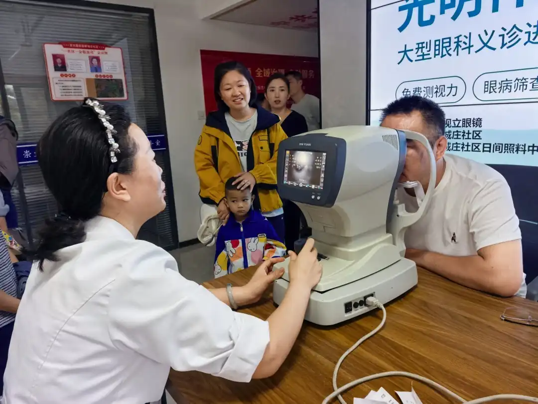 8月27日上午，榆阳区崇文路街道寨城庄社区联合超视立开展免费眼健康公益义诊活动。