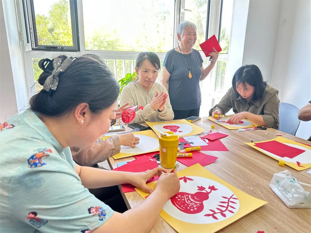 8月31日,榆阳区明珠路街道裕华路社区举办惠民文化演出暨非遗文化体验活动。