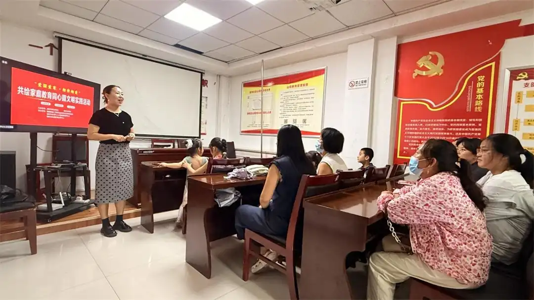 榆阳区鼓楼街道二里半社区开展 “爱国爱家 相亲相爱” 共绘家庭教育同心圆文明实践活动