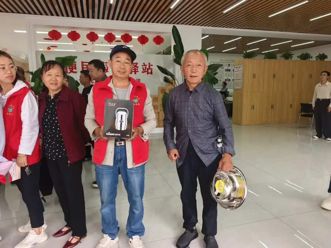 近日,榆阳区崇文路街道芹涧路社区组织五级五长开展业务知识培训暨积分兑换活动。