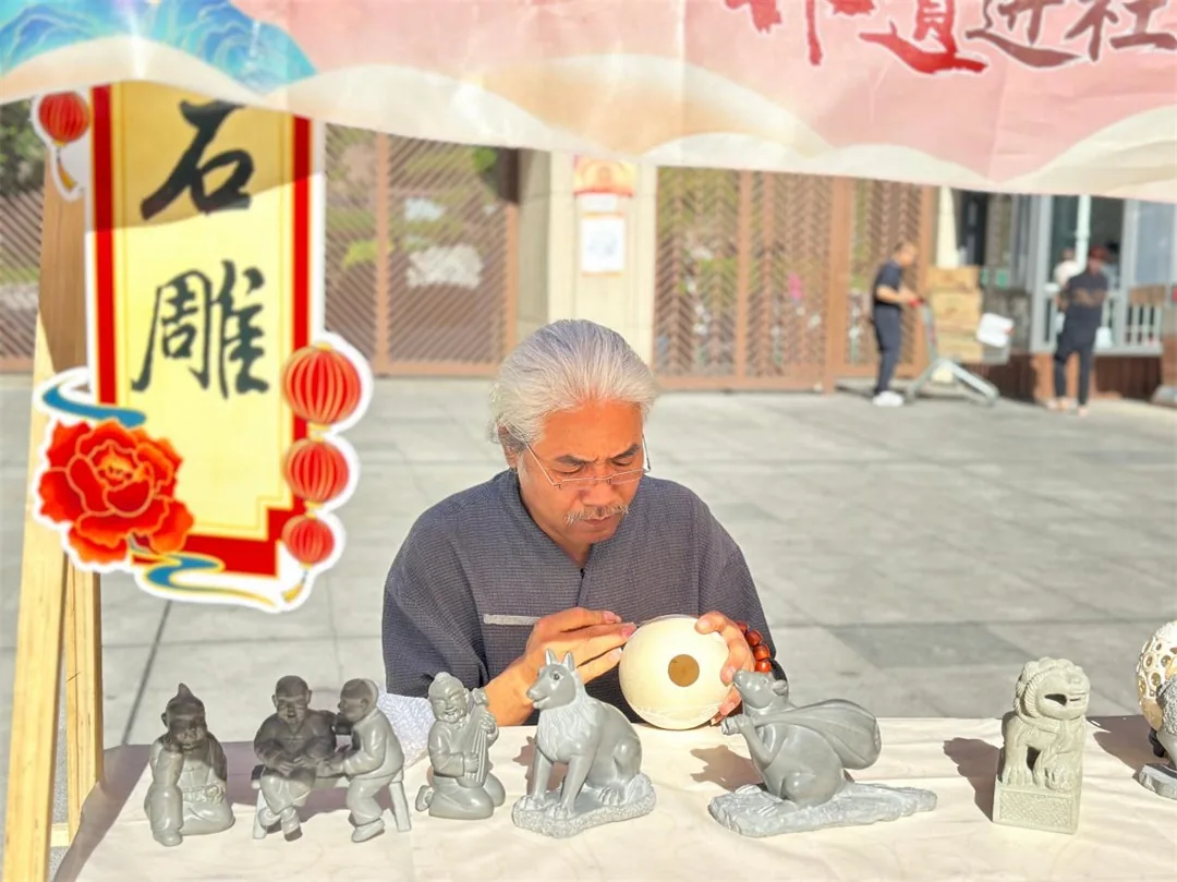 8月31日,榆阳区明珠路街道裕华路社区举办惠民文化演出暨非遗文化体验活动。