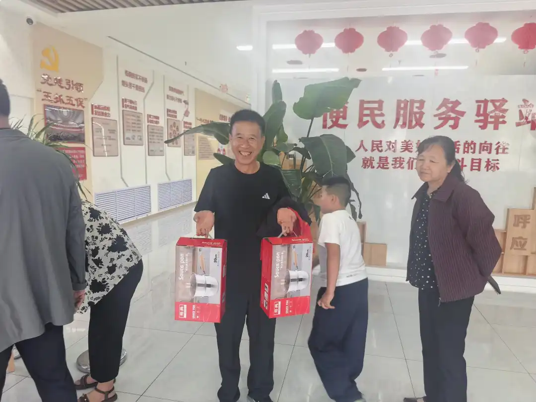 近日,榆阳区崇文路街道芹涧路社区组织五级五长开展业务知识培训暨积分兑换活动。