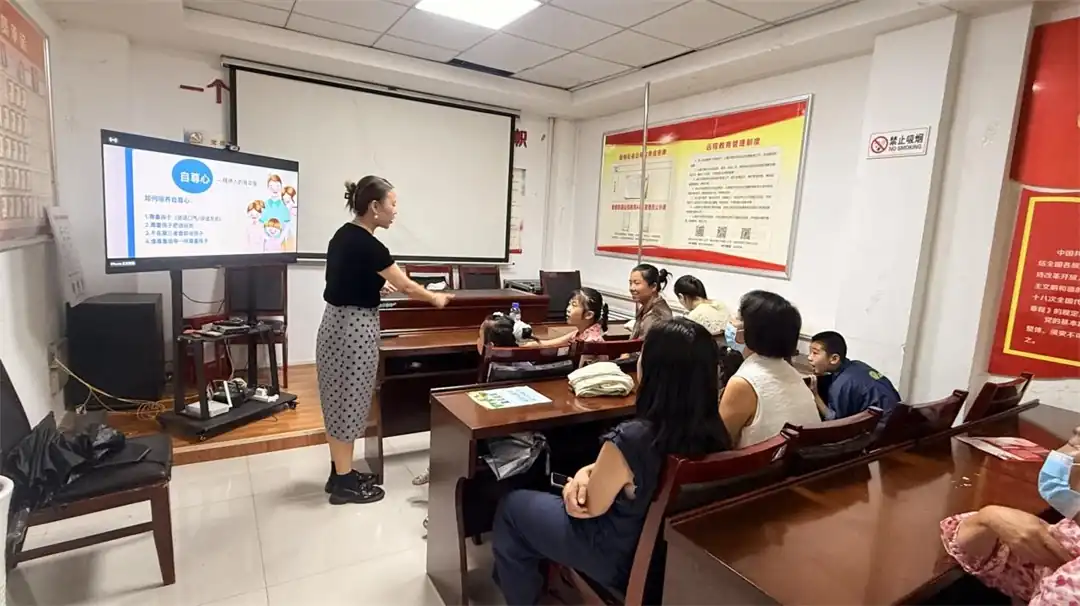 近日,榆阳区鼓楼街道二里半社区新时代文明实践站组织开展“爱国爱家 相亲相爱”共绘家庭教育同心圆主题活动。