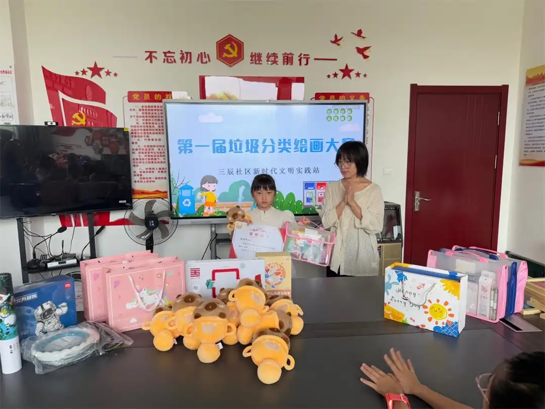 近日,榆阳区明珠路街道三辰社区新时代文明实践站组织开展“童心绘绿色 分类筑家园”第一届垃圾分类绘画大赛。