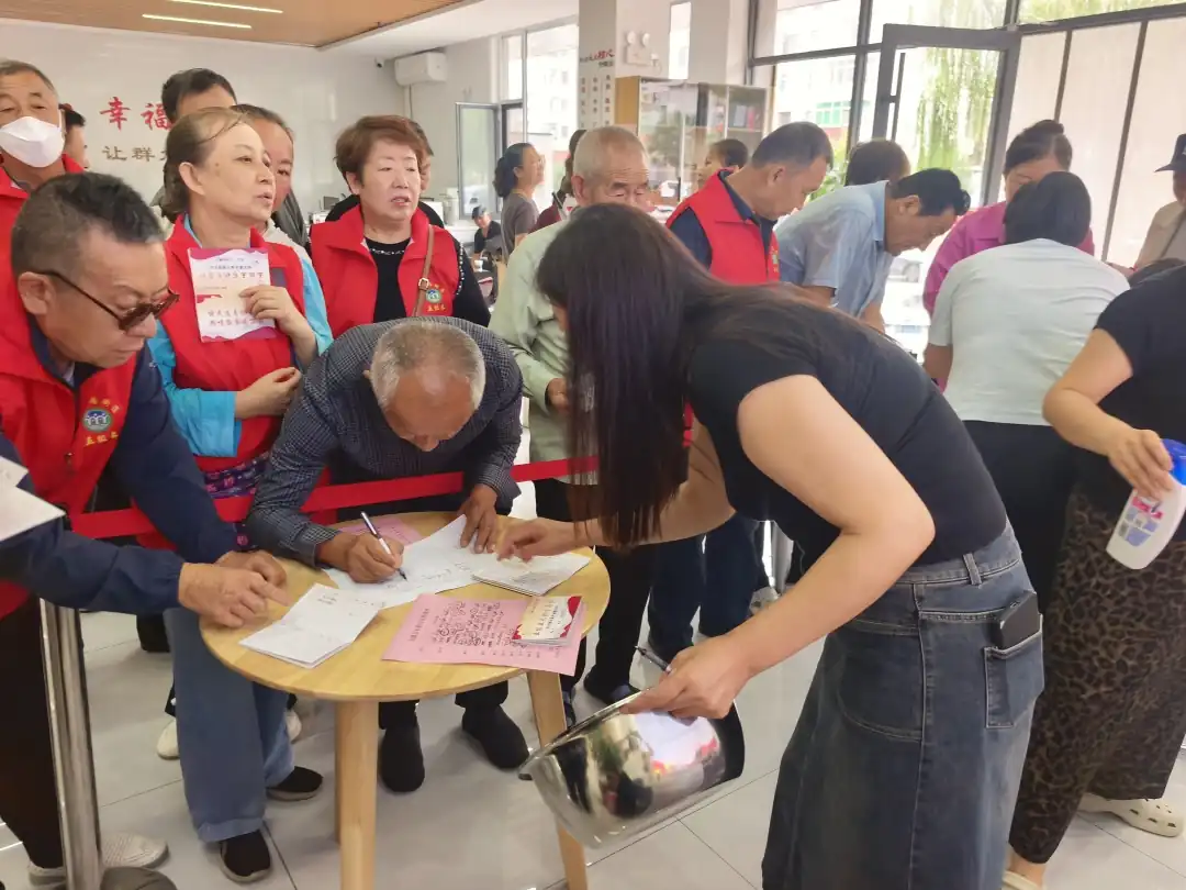 近日,榆阳区崇文路街道芹涧路社区组织五级五长开展业务知识培训暨积分兑换活动。