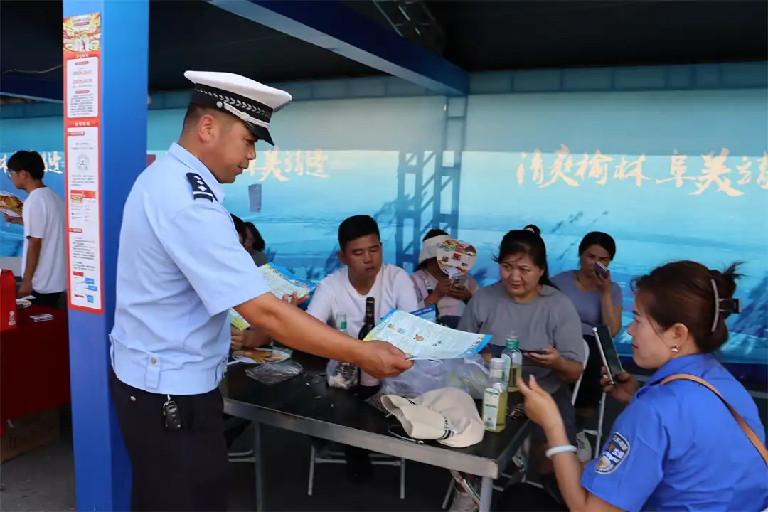 近日，靖边县公安局交管大队依托“清爽榆林·阜美靖边”七月会，在乡村分会场、城区主会场同步开展沉浸式交通安全宣传。