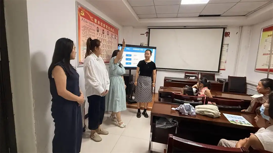 近日,榆阳区鼓楼街道二里半社区新时代文明实践站组织开展“爱国爱家 相亲相爱”共绘家庭教育同心圆主题活动。