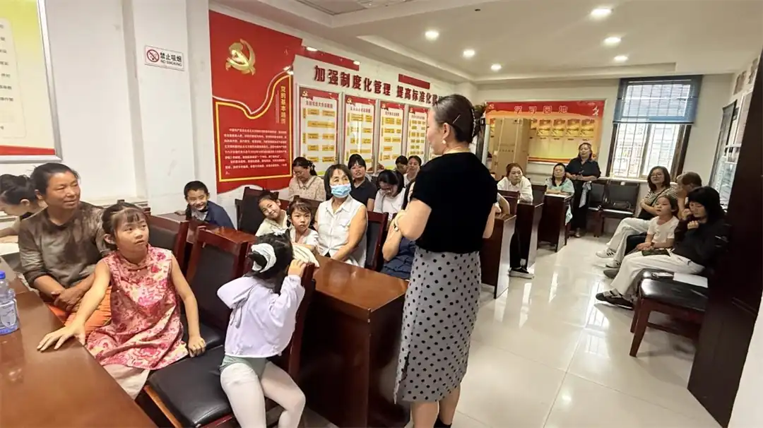 近日,榆阳区鼓楼街道二里半社区新时代文明实践站组织开展“爱国爱家 相亲相爱”共绘家庭教育同心圆主题活动。