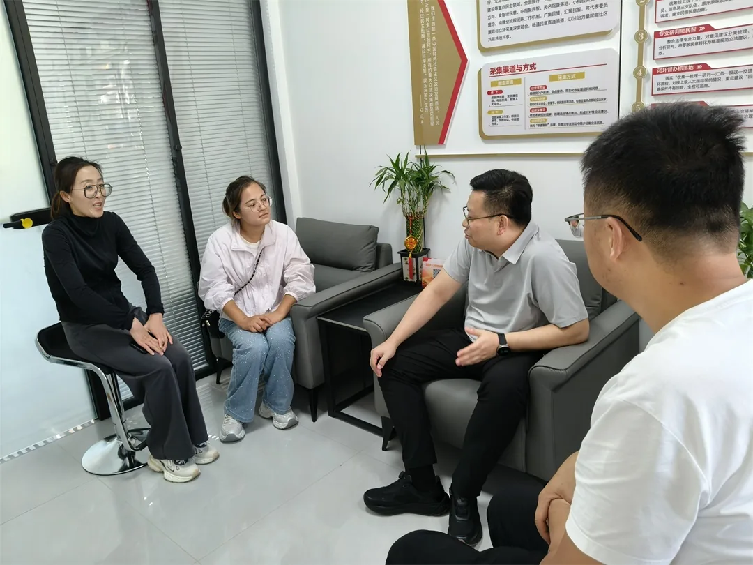 9月1日,人大代表曹瑜走进崇文路街道聚财社区人大代表联络站开展走访接访活动。