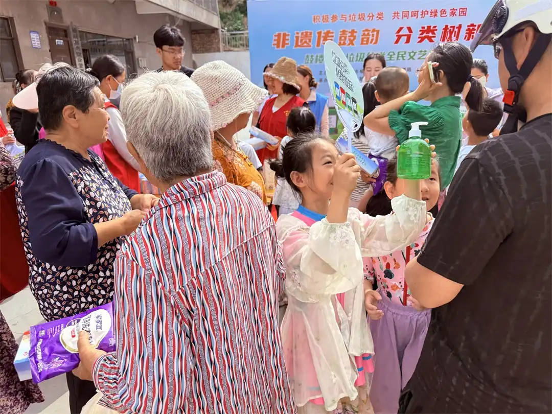 表演间隙开展有奖知识问答