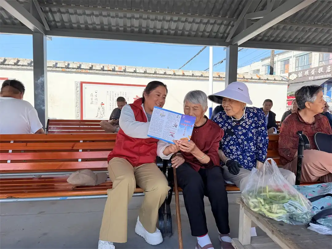 近日,榆阳区崇文路街道葡萄园社区多措并举开展常态化扫黑除恶整治工作。