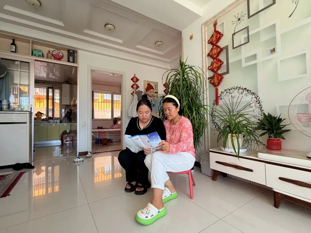 近日,榆阳区崇文路街道葡萄园社区多措并举开展常态化扫黑除恶整治工作。