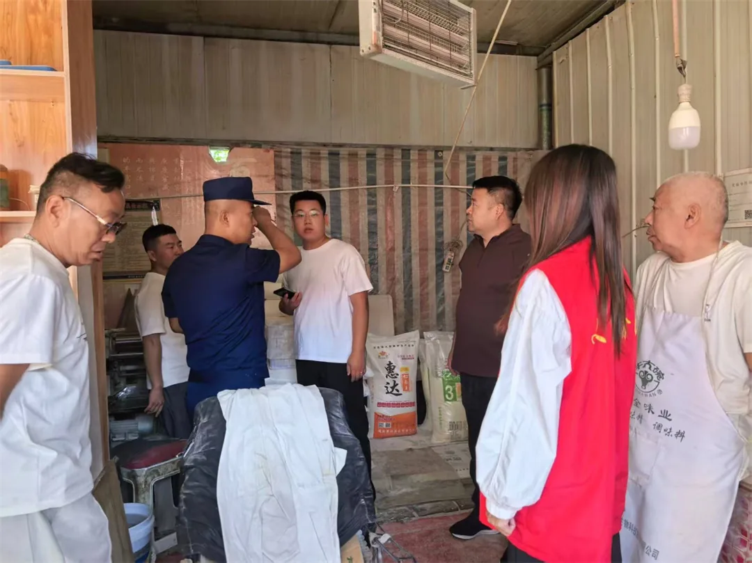 近日,榆阳区崇文路街道葡萄园社区联合派出所、综合执法、市场监管所、消防所召开安全工作座谈会。