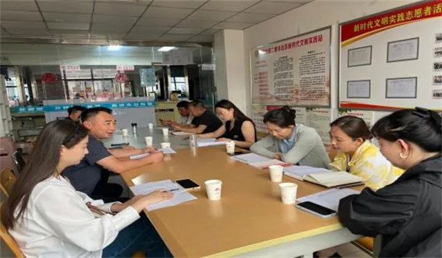 近日,榆阳区鼓楼街道二里半社区结对双报到单位榆林市沙地森林公园,精准对接民生需求,为社区暖心捐赠10套太阳能板夜间照明设备。