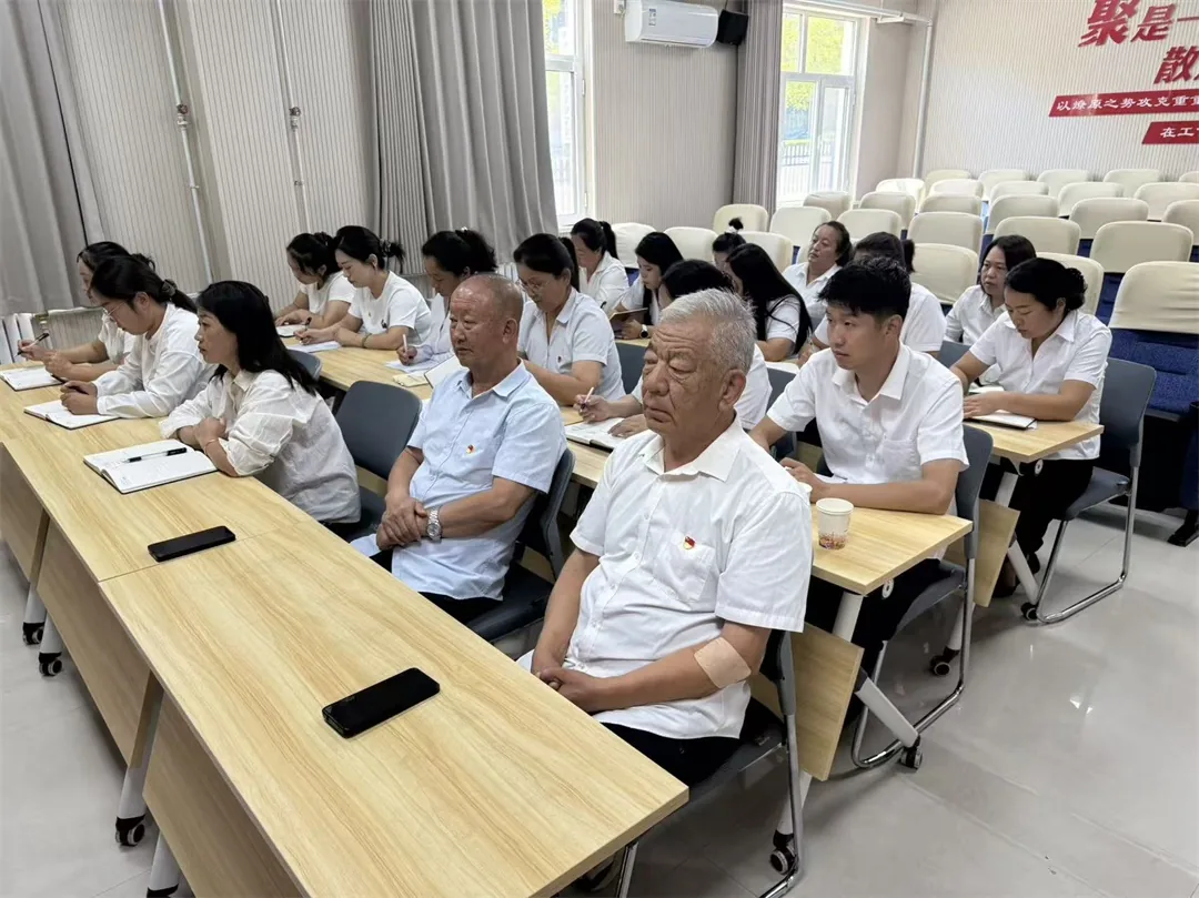 近日，榆阳区崇文路街道葡萄园社区党支部召开专题会议，围绕基层党建、网格服务、民生保障、安全治理等重点工作部署。