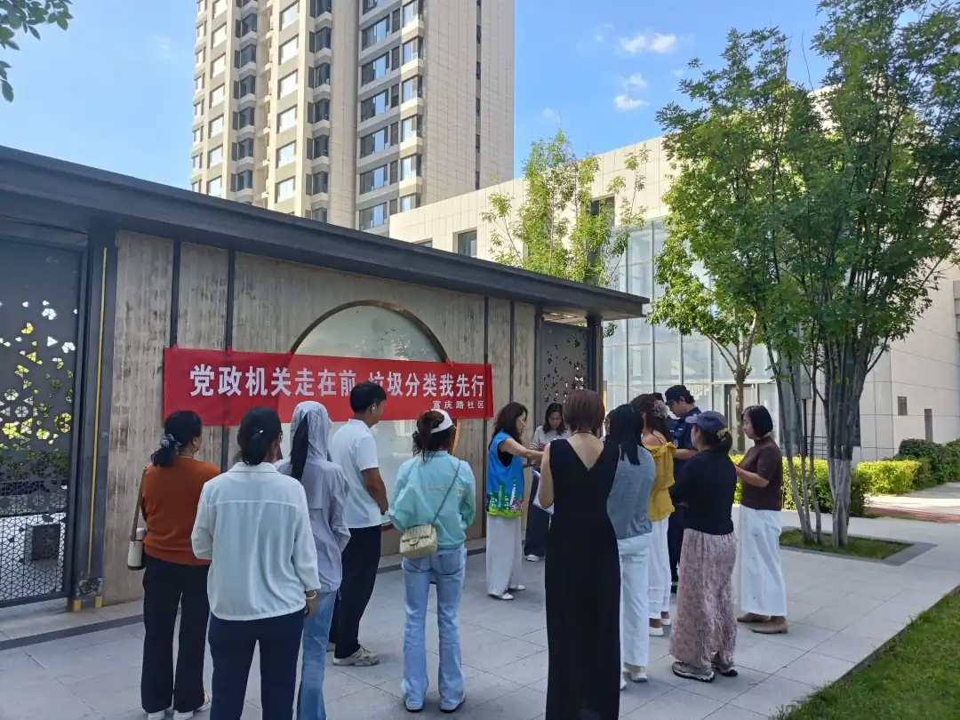 9月2日,榆阳区崇文路街道富庆路社区开展“党政机关走在前 垃圾分类我先行”主题宣传活动。