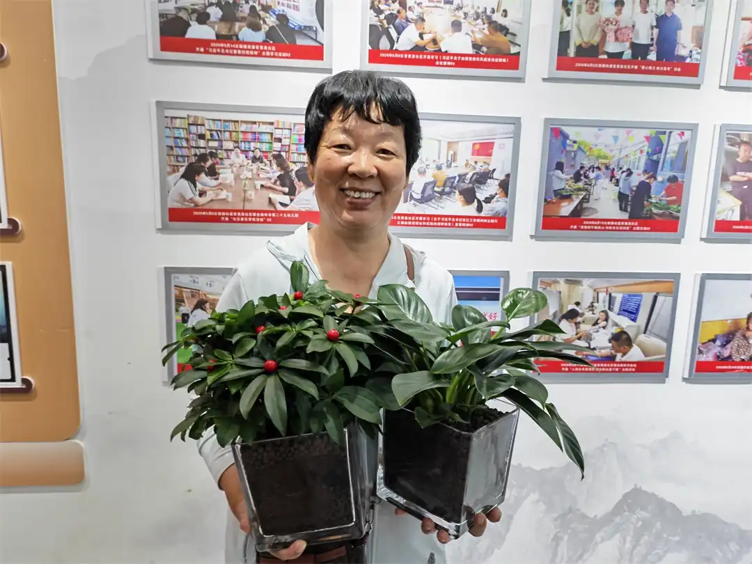 近日，榆阳区鼓楼街道普惠泉社区开展“干净人家、干净院落、干净小区”考评表彰活动