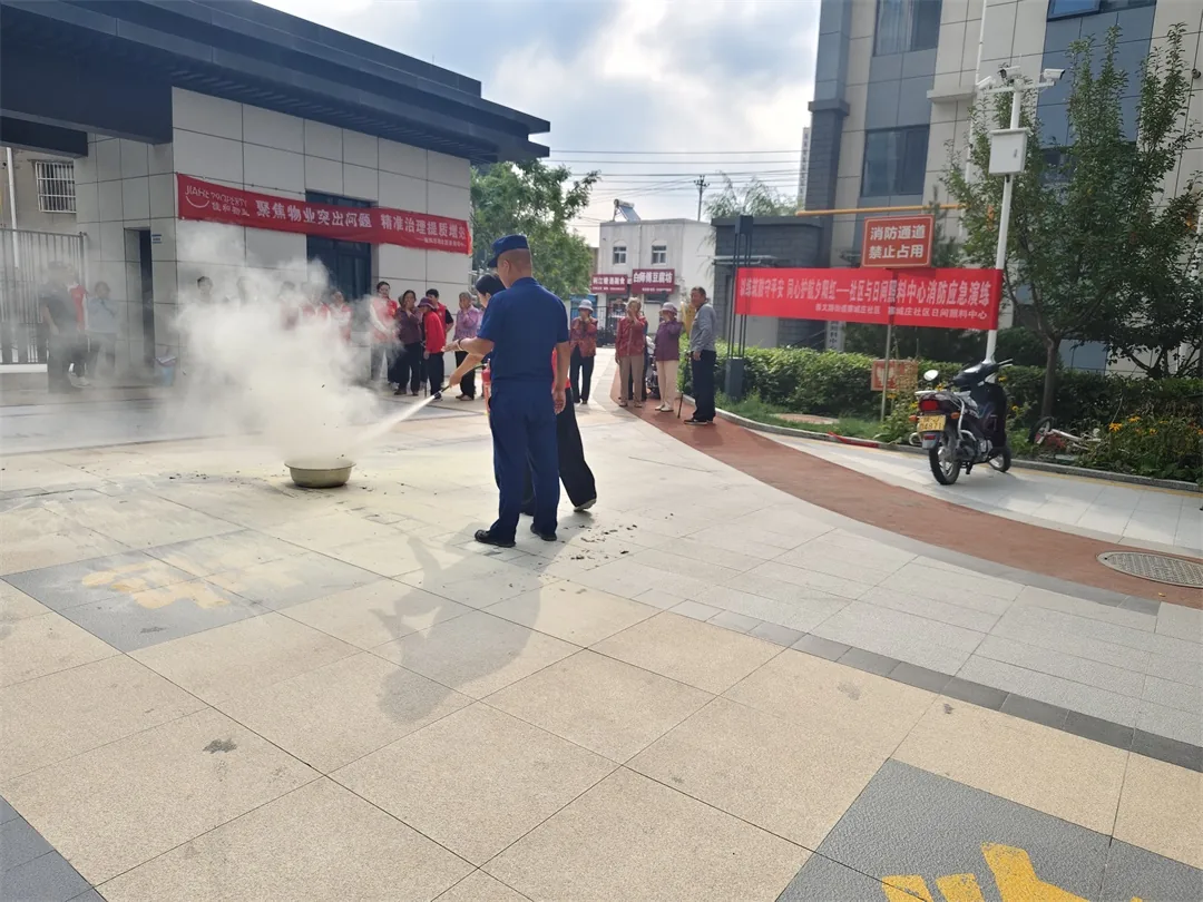 近日,榆阳区崇文路街道寨城庄社区日间照料中心开展消防安全知识讲座及应急演练活动。