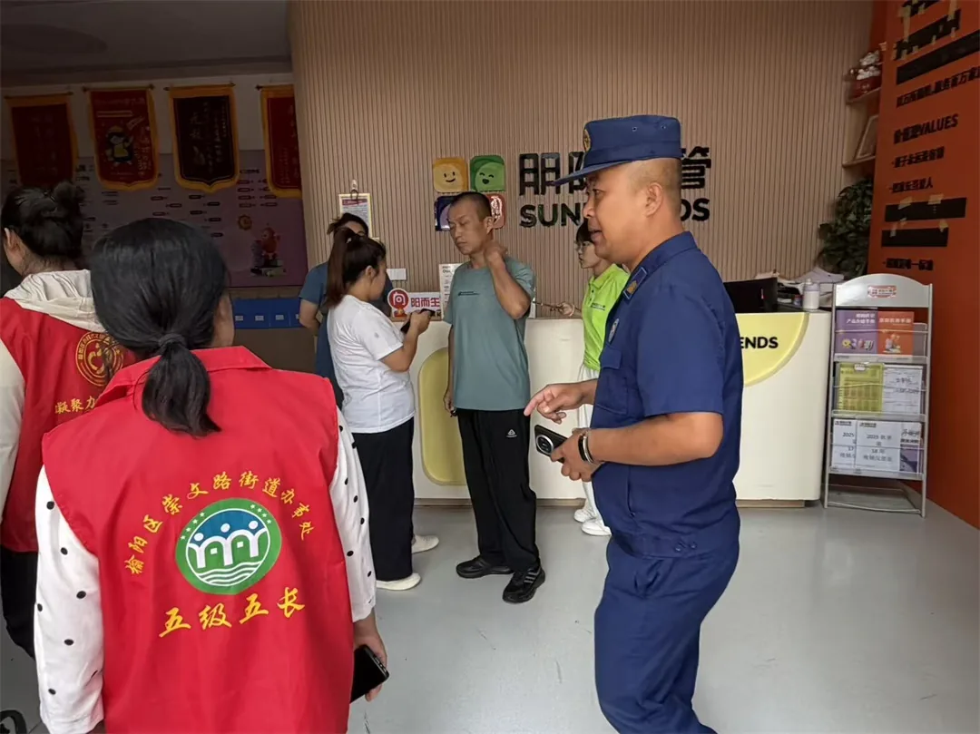 近日，榆阳区崇文路街道寨城庄社区联合消防所开展“九小场所”消防安全专项整治行动。