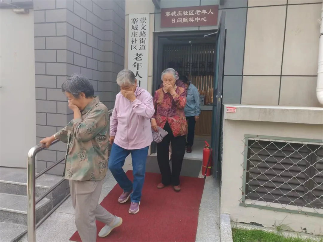 近日,榆阳区崇文路街道寨城庄社区日间照料中心开展消防安全知识讲座及应急演练活动。