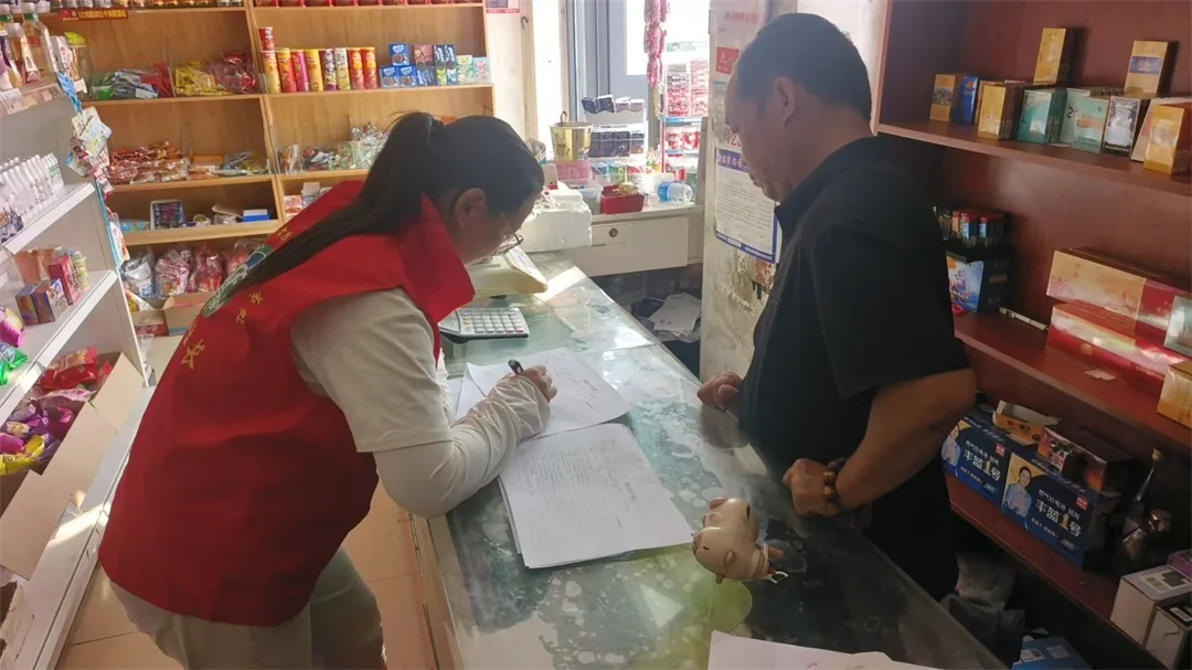 近日，榆阳区崇文路街道葡萄园社区依托网格化体系，对辖区“九小场所”开展全覆盖安全隐患大排查。