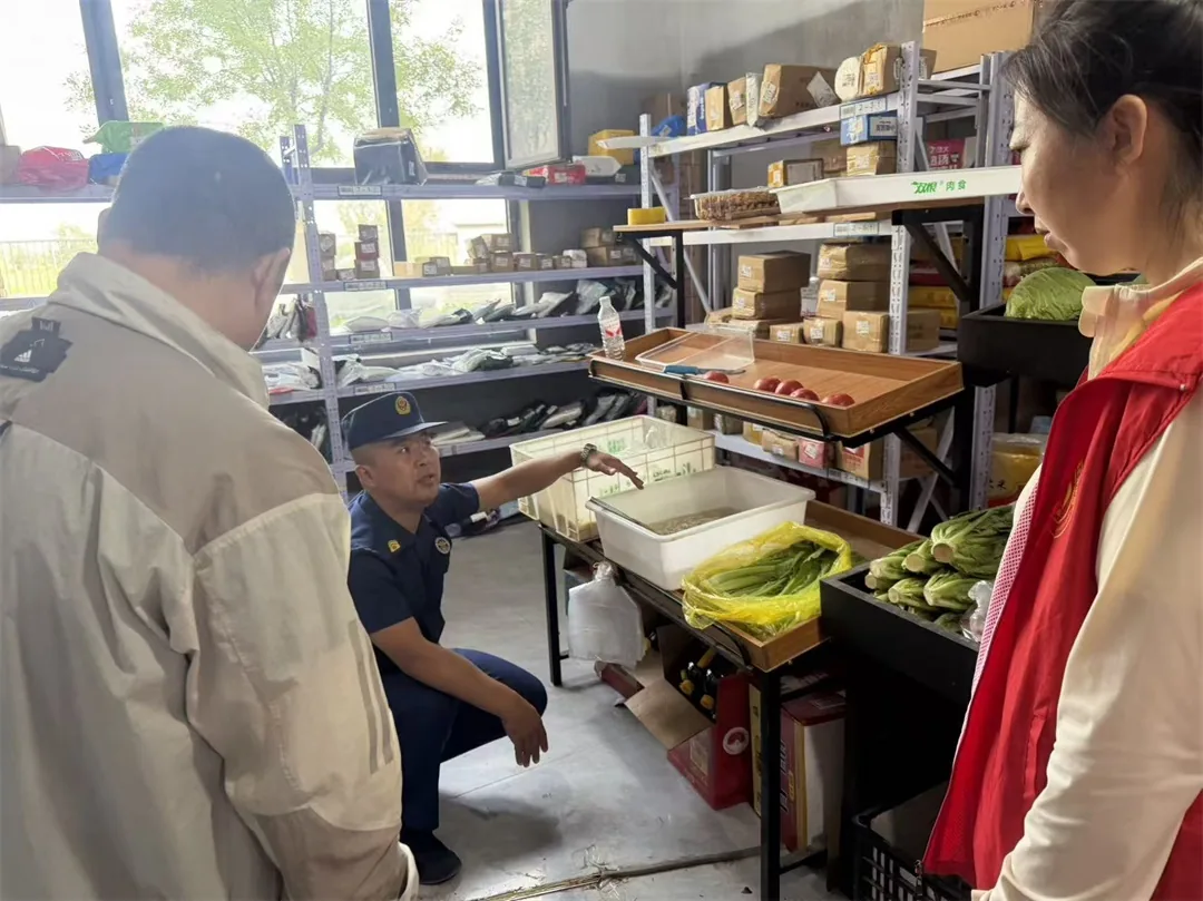 近日，榆阳区崇文路街道寨城庄社区联合消防所开展“九小场所”消防安全专项整治行动。