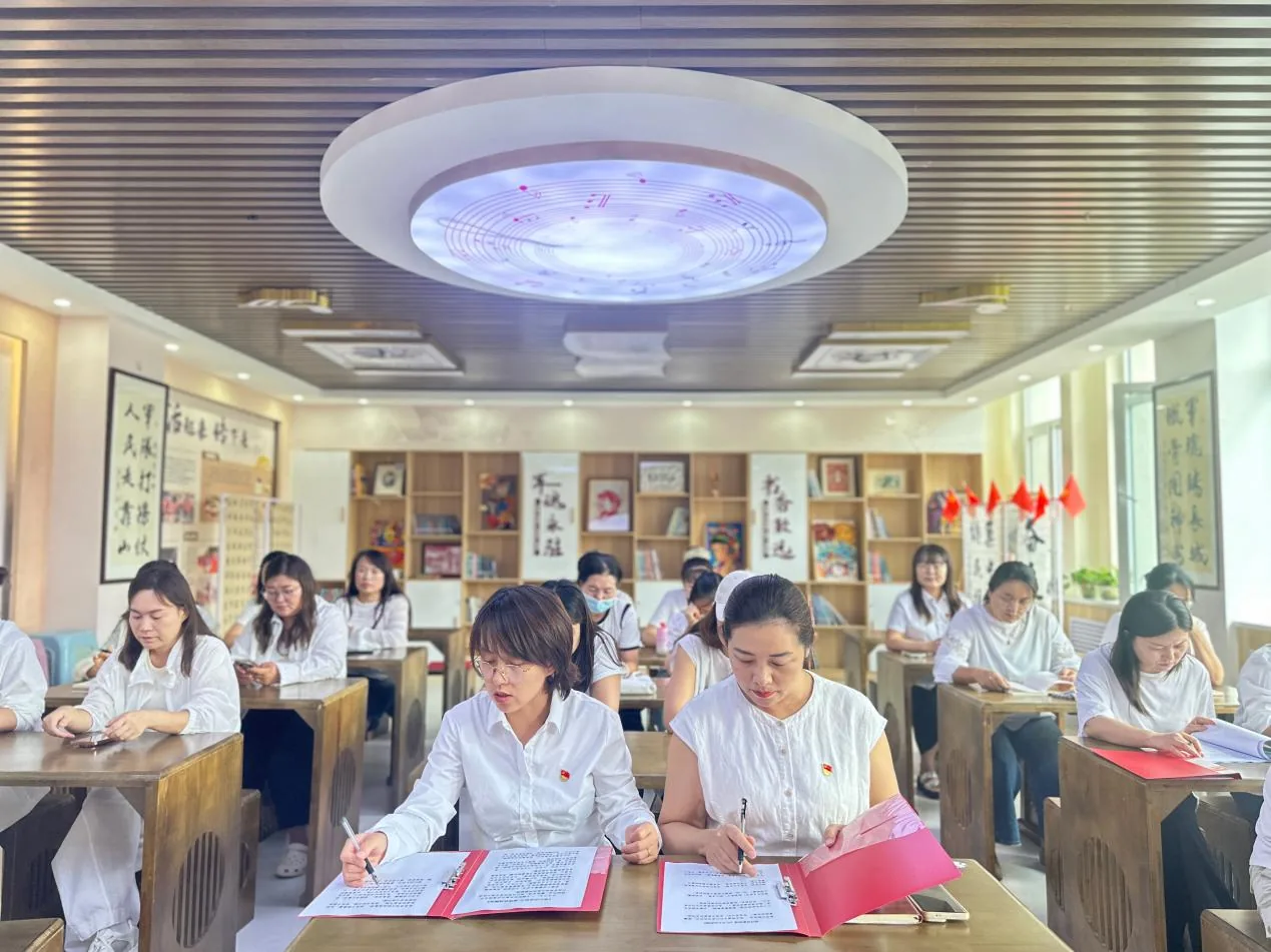 9月3日，榆阳区明珠路街道裕华路社区组织开展“传承红色基因 赓续抗战精神”主题演讲诵读活动。