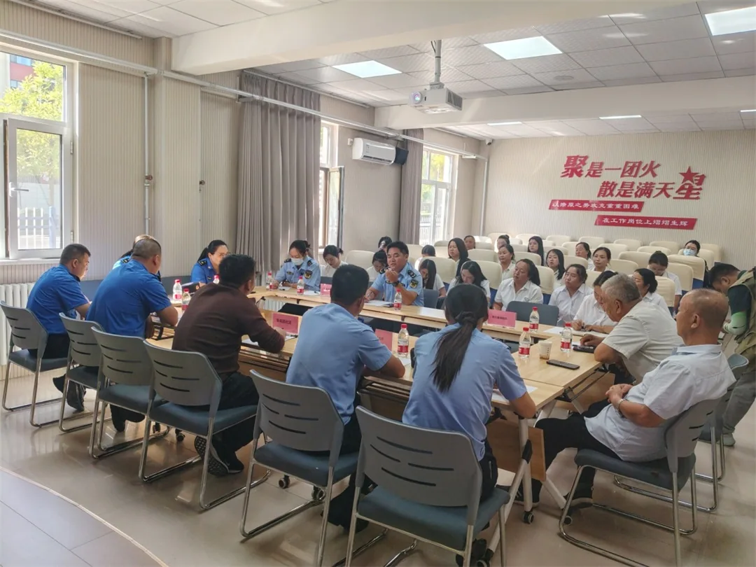 9月1日，榆阳区崇文路街道葡萄园社区组织召开第三季度综合治理与安全生产联席会议