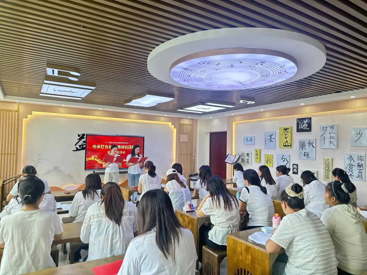 9月3日，榆阳区明珠路街道裕华路社区组织开展“传承红色基因 赓续抗战精神”主题演讲诵读活动。