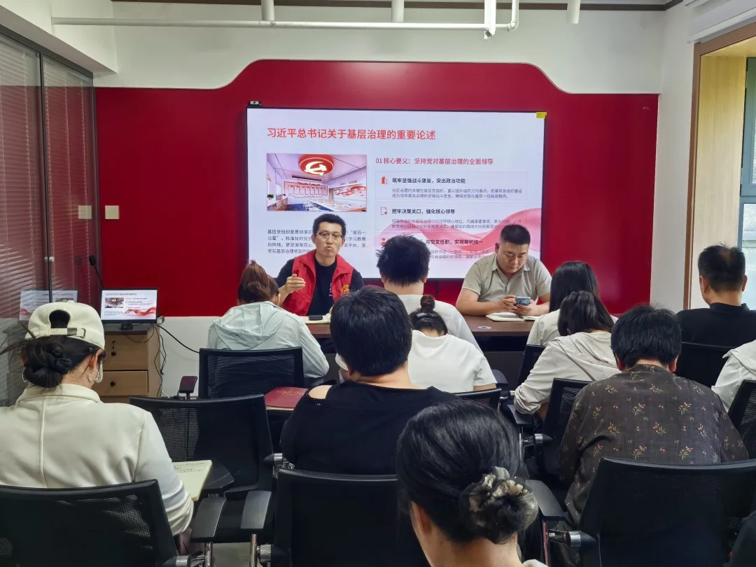 近日，榆阳区崇文路街道寨城庄社区在党群服务中心开展基层治理专题理论宣讲。