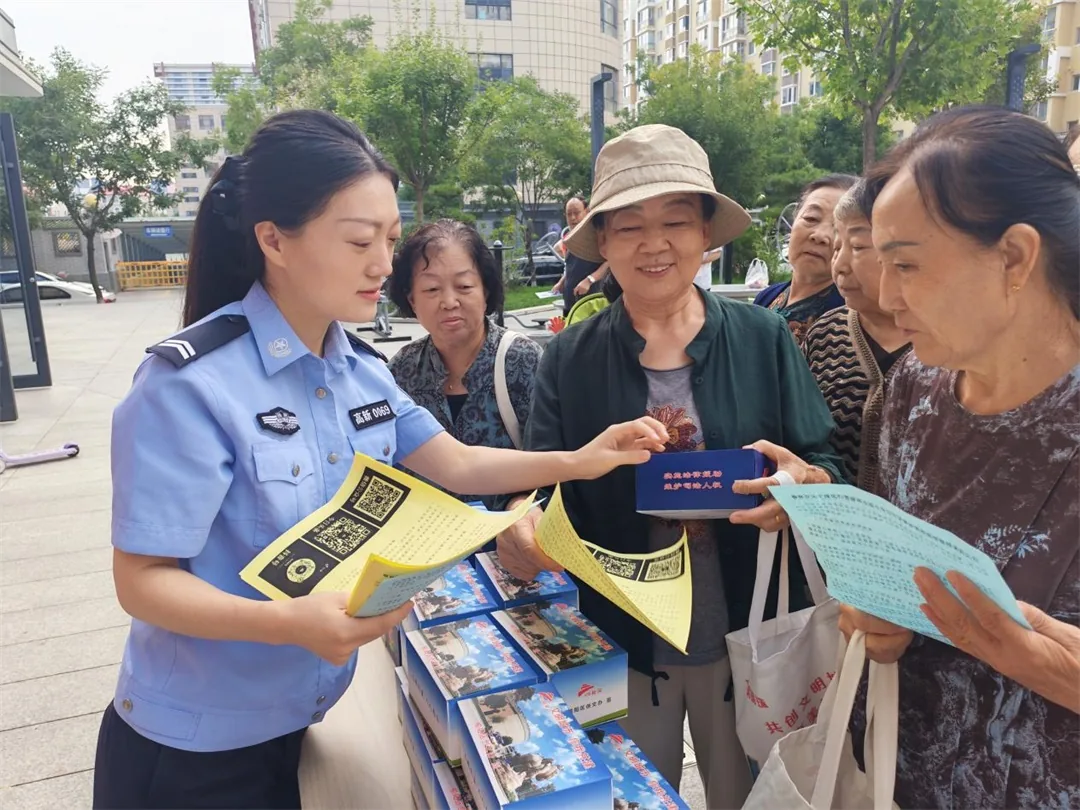 榆阳区长兴路社区联合派出所、银行开展扫黑除恶暨反诈宣传活动
