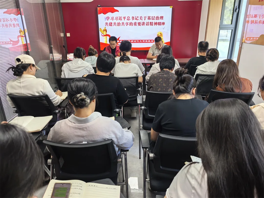 近日，榆阳区崇文路街道寨城庄社区在党群服务中心开展基层治理专题理论宣讲。