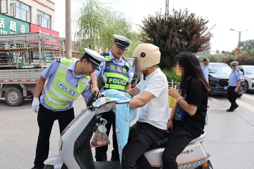 开学季，靖边县公安局交管大队启动机关警力下沉机制，联合巡警开展校园周边摩电交通违法专项整治。
