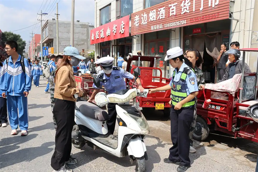 开学季，靖边县公安局交管大队启动机关警力下沉机制，联合巡警开展校园周边摩电交通违法专项整治。