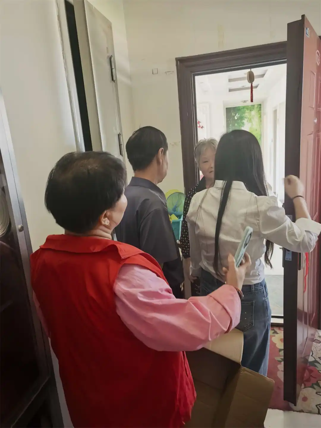 近日,榆阳区鼓楼街道环城北路社区联合物业、五级五长、“美容家园”志愿服务队开展楼道杂物集中清理专项行动。