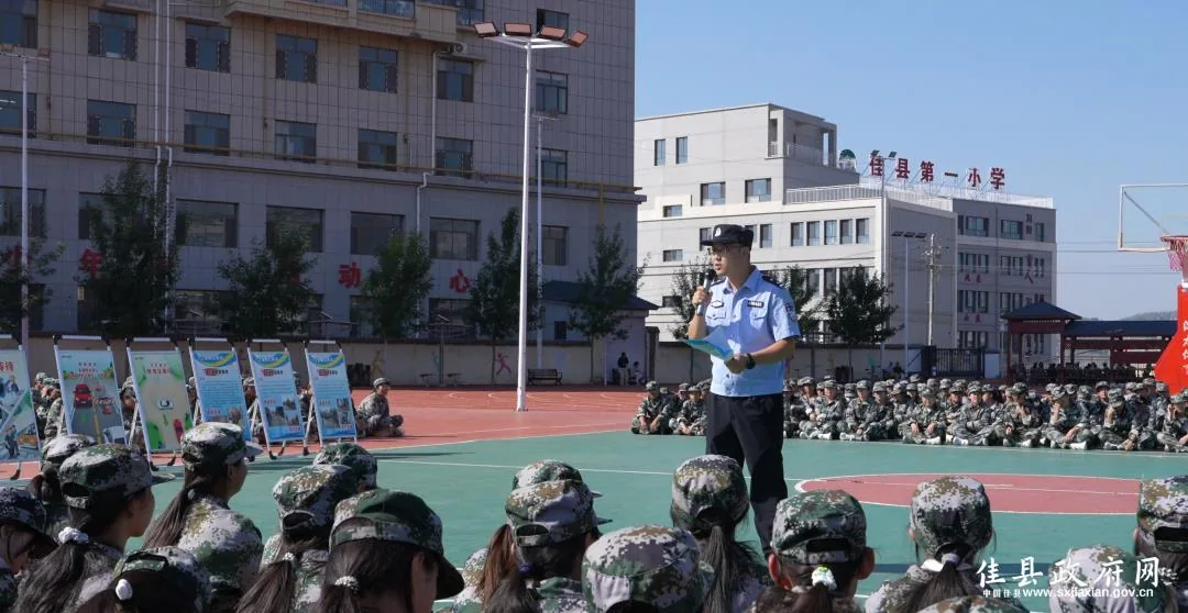 9月2日，佳县县委网信办联合县红十字会、交管大队、网安大队走进龙岗高级中学，借新生军训开展